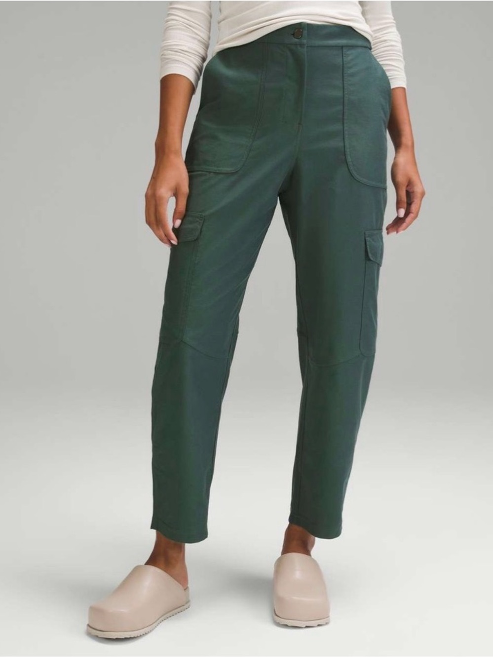 Lululemon Light Utilitech Cargo Pocket High-Rise Pant
Dark Forest